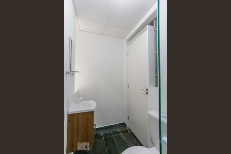 Banheiro de kitnet/studio para alugar com 1 quarto, 18m² em Vila Monumento, São Paulo