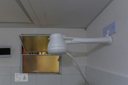 Banheiro de kitnet/studio para alugar com 1 quarto, 18m² em Vila Monumento, São Paulo
