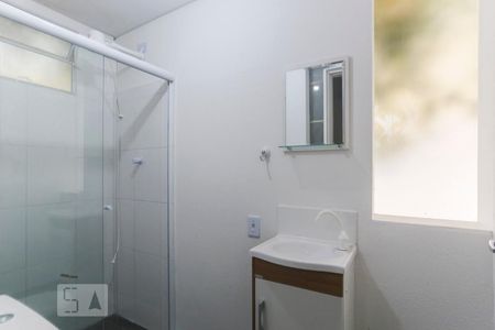 Banheiro de kitnet/studio para alugar com 1 quarto, 18m² em Vila Monumento, São Paulo