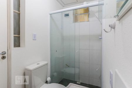 Banheiro de kitnet/studio para alugar com 1 quarto, 18m² em Vila Monumento, São Paulo