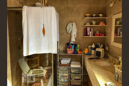 Banheiro de casa à venda com 3 quartos, 500m² em Vila Cordeiro, São Paulo