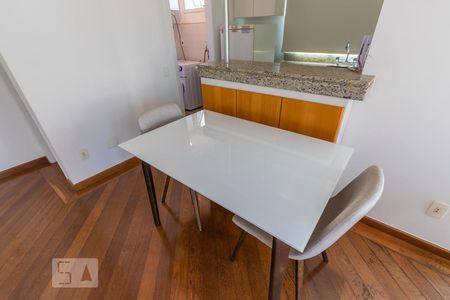 Apartamento para alugar com 100m², 1 quarto e 2 vagasSala - Mesa e cadeiras