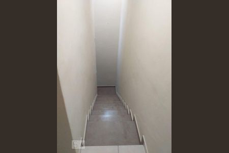 Escadas de casa para alugar com 3 quartos, 160m² em Vila Isolina Mazzei, São Paulo