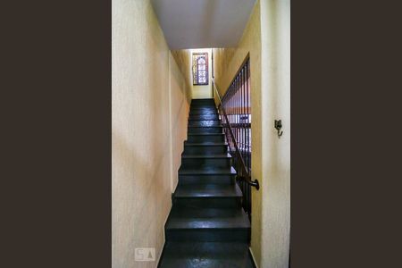 Casa para alugar com 250m², 3 quartos e 2 vagas Casa para alugar com 250m², 3 quartos e 2 vagasEscada