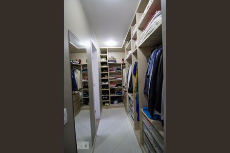 Casa de condomínio para alugar com 195m², 4 quartos e 3 vagas Casa de condomínio para alugar com 195m², 4 quartos e 3 vagasCloset - Suite 2