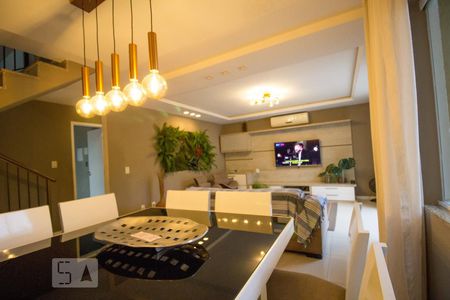 Sala de casa de condomínio para alugar com 4 quartos, 195m² em Recreio dos Bandeirantes, Rio de Janeiro