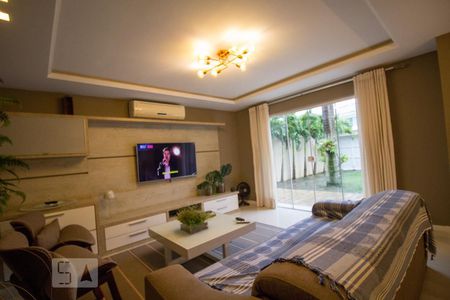 Sala de casa de condomínio para alugar com 4 quartos, 195m² em Recreio dos Bandeirantes, Rio de Janeiro