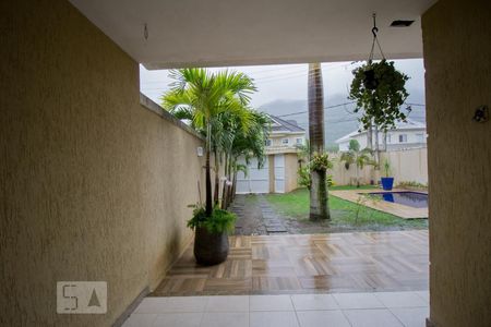 Casa de condomínio para alugar com 195m², 4 quartos e 3 vagas Casa de condomínio para alugar com 195m², 4 quartos e 3 vagasÁrea Externa