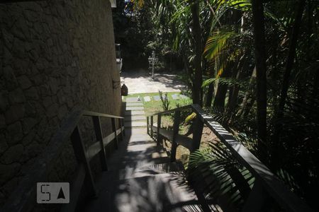 Casa para alugar com 500m², 5 quartos e 4 vagasEscada