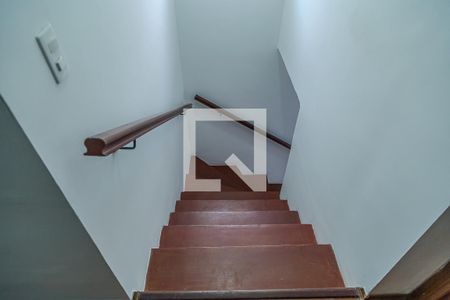 Casa à venda com 170m², 3 quartos e 2 vagasCorredor - Escada