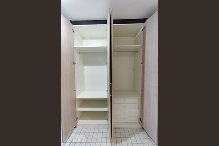 Apartamento à venda com 75m², 2 quartos e 1 vagaQuarto 2 - Armários