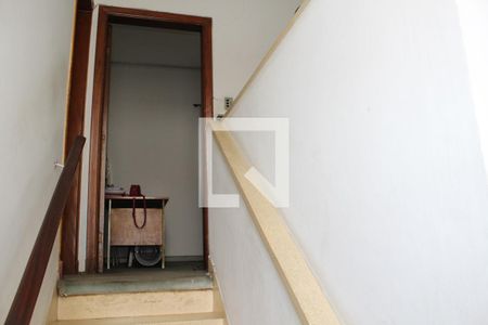 Casa à venda com 210m², 5 quartos e 2 vagasEscada