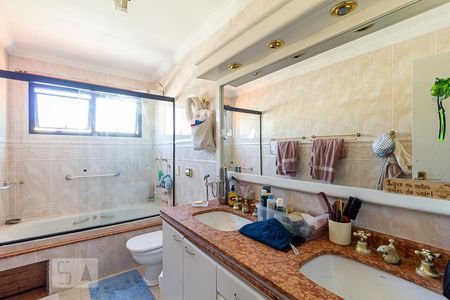 Banheiro da primeira suíte de casa à venda com 5 quartos, 298m² em Planalto Paulista, São Paulo
