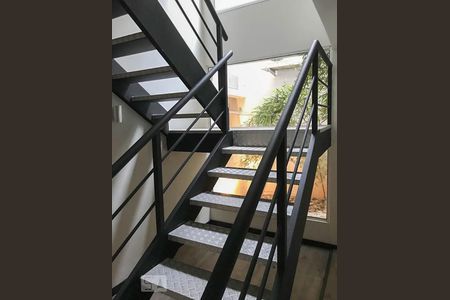Escadas  de casa à venda com 4 quartos, 350m² em Água Rasa, São Paulo