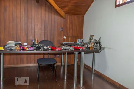 Casa de condomínio à venda com 444m², 4 quartos e 6 vagasEscritório/Suíte 