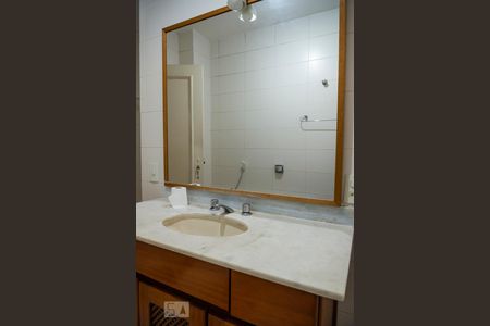 Banheiro de apartamento à venda com 3 quartos, 128m² em Leme, Rio de Janeiro