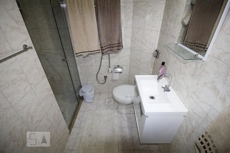 Banheiro de kitnet/studio para alugar com 1 quarto, 26m² em Botafogo, Rio de Janeiro