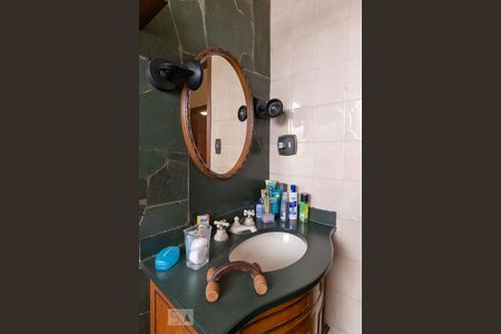 Casa à venda com 350m², 4 quartos e 4 vagasBanheiro do corredor