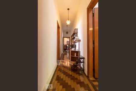 Casa à venda com 350m², 4 quartos e 4 vagasCorredor