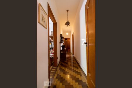 Casa à venda com 350m², 4 quartos e 4 vagasCorredor