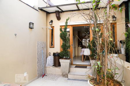 Casa de condomínio à venda com 135m², 2 quartos e 1 vagaQuintal