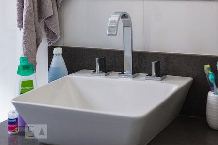 Casa à venda com 250m², 3 quartos e 6 vagasBanheiro - Torneira