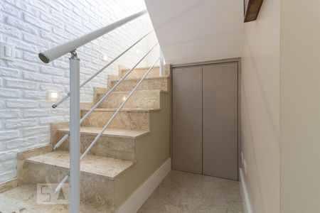 Casa à venda com 250m², 3 quartos e 6 vagasEscada