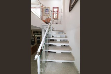 Casa à venda com 210m², 2 quartos e 2 vagasEscada