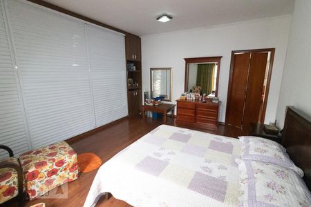 Casa à venda com 210m², 2 quartos e 2 vagasSuíte 