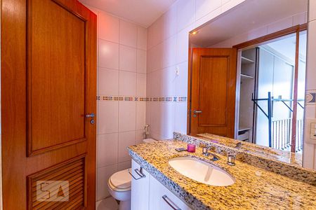 Apartamento à venda com 128m², 2 quartos e 2 vagas Apartamento à venda com 128m², 2 quartos e 2 vagasBanheiro da Suíte 2