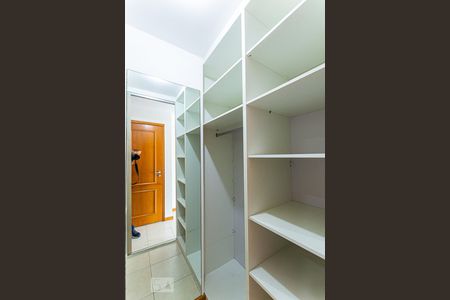 Apartamento à venda com 128m², 2 quartos e 2 vagas Apartamento à venda com 128m², 2 quartos e 2 vagasCloset da Suite 1