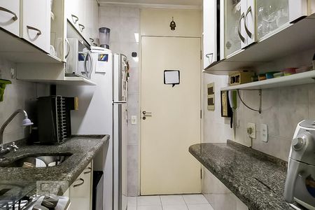 Cozinha de apartamento para alugar com 3 quartos, 64m² em Vila Sofia, São Paulo