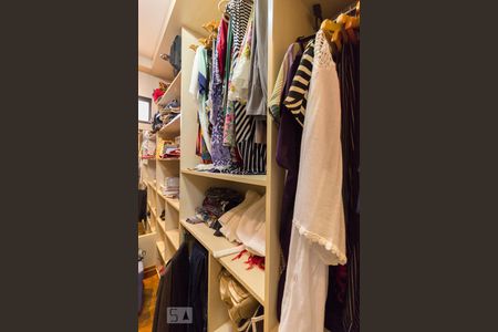 Apartamento à venda com 280m², 4 quartos e 4 vagas Apartamento à venda com 280m², 4 quartos e 4 vagasCloset Suíte 3