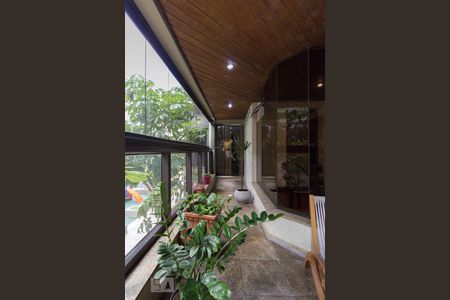 Apartamento à venda com 280m², 4 quartos e 4 vagas Apartamento à venda com 280m², 4 quartos e 4 vagasVaranda 1