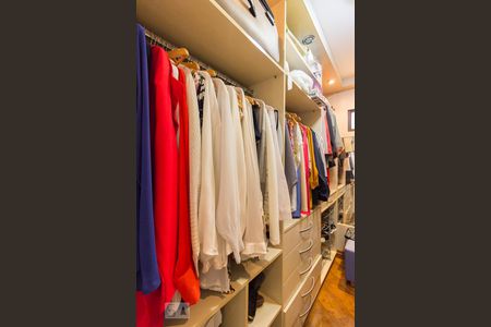 Apartamento à venda com 280m², 4 quartos e 4 vagas Apartamento à venda com 280m², 4 quartos e 4 vagasCloset Suíte 3