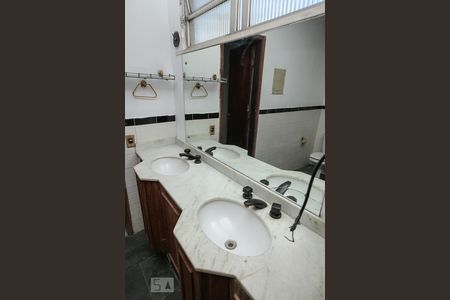 Casa de condomínio à venda com 250m², 8 quartos e 1 vaga Casa de condomínio à venda com 250m², 8 quartos e 1 vagaBanheiro