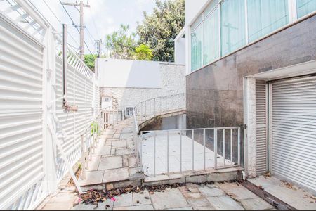 Casa para alugar com 600m², 3 quartos e 5 vagasEntrada