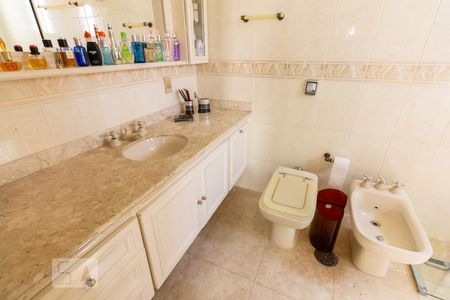 Apartamento à venda com 200m², 3 quartos e 3 vagas Apartamento à venda com 200m², 3 quartos e 3 vagasQuarto 02 Suíte