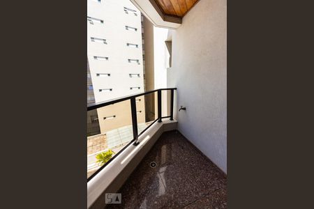 Apartamento à venda com 200m², 3 quartos e 3 vagas Apartamento à venda com 200m², 3 quartos e 3 vagasQuarto 02 Varanda