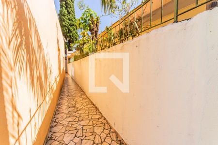 Casa à venda com 250m², 4 quartos e 3 vagas Casa à venda com 250m², 4 quartos e 3 vagasCorredor