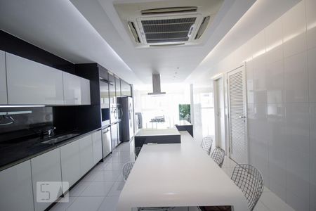 Apartamento à venda com 555m², 4 quartos e sem vagaCozinha