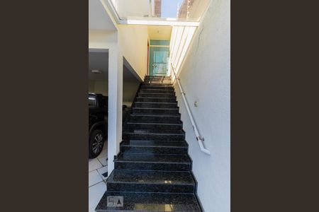 Casa para alugar com 150m², 3 quartos e 3 vagas Casa para alugar com 150m², 3 quartos e 3 vagasEscada