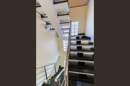 Casa para alugar com 150m², 3 quartos e 3 vagas Casa para alugar com 150m², 3 quartos e 3 vagasEscada