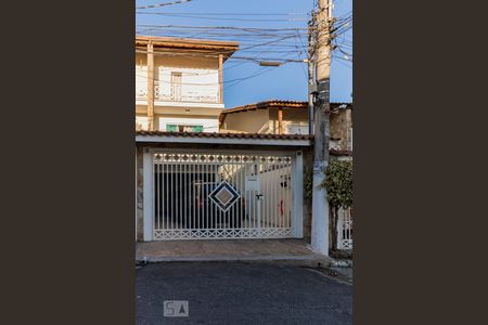 Casa para alugar com 150m², 3 quartos e 3 vagas Casa para alugar com 150m², 3 quartos e 3 vagasFachada