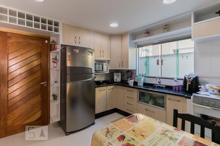 Casa para alugar com 150m², 3 quartos e 3 vagas Casa para alugar com 150m², 3 quartos e 3 vagasCozinha