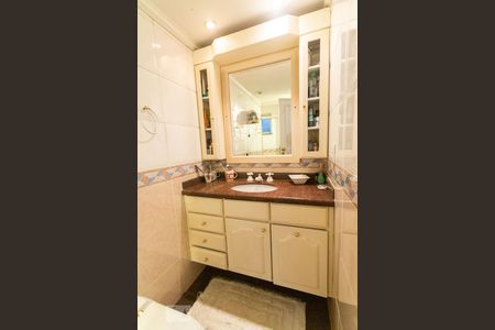 Apartamento à venda com 223m², 4 quartos e 5 vagasBanheiro do Quarto 3