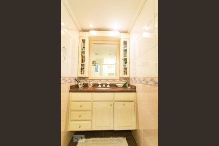 Apartamento à venda com 223m², 4 quartos e 5 vagasBanheiro do Quarto 3