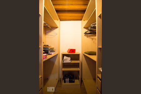 Casa à venda com 541m², 5 quartos e 5 vagas Casa à venda com 541m², 5 quartos e 5 vagasCloset Suíte 4