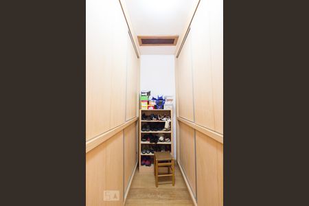 Casa à venda com 541m², 5 quartos e 5 vagas Casa à venda com 541m², 5 quartos e 5 vagasCloset Suíte 3