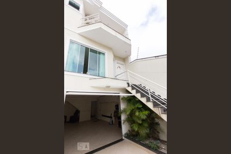 Casa à venda com 187m², 3 quartos e 3 vagas Casa à venda com 187m², 3 quartos e 3 vagasFachada